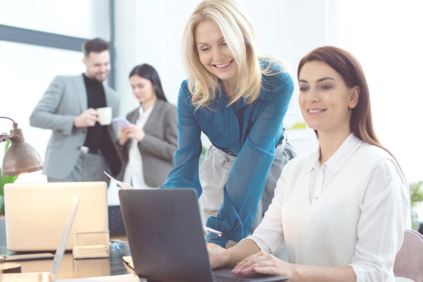 Equipo de profesionales en reunión estratégica